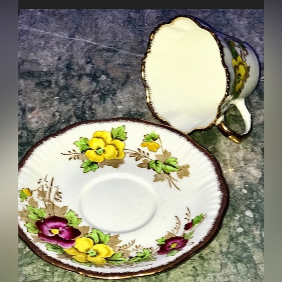 Vintage Salisbury PANSY Gold Trim Floral Teacup and Saucer Set - Picture 4 of 10